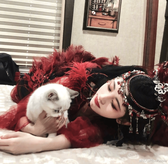 阿Sa|同样头插羽毛，蔡卓妍灵动、周迅美成经典，杨幂“晴雯”太辣眼