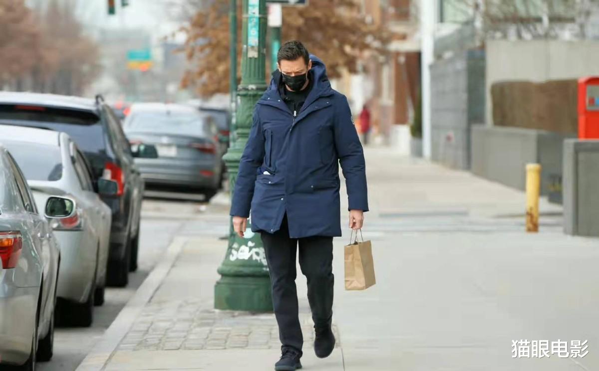 金刚狼|53岁金刚狼外出逛街，羽绒服口袋被塞满，网友：想给他整理衣领