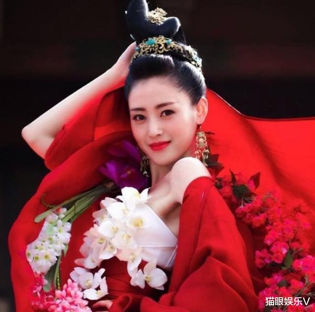 张天爱|张天爱新造型释出，粉头黑吊带女团风拉满，将加盟《浪姐3》