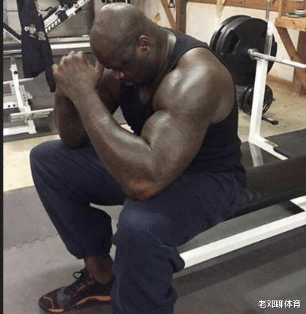 奥尼尔|肌肉男遇到奥尼尔 真的会怀疑人生！强森小鸟依人 阿诺一脸崇拜