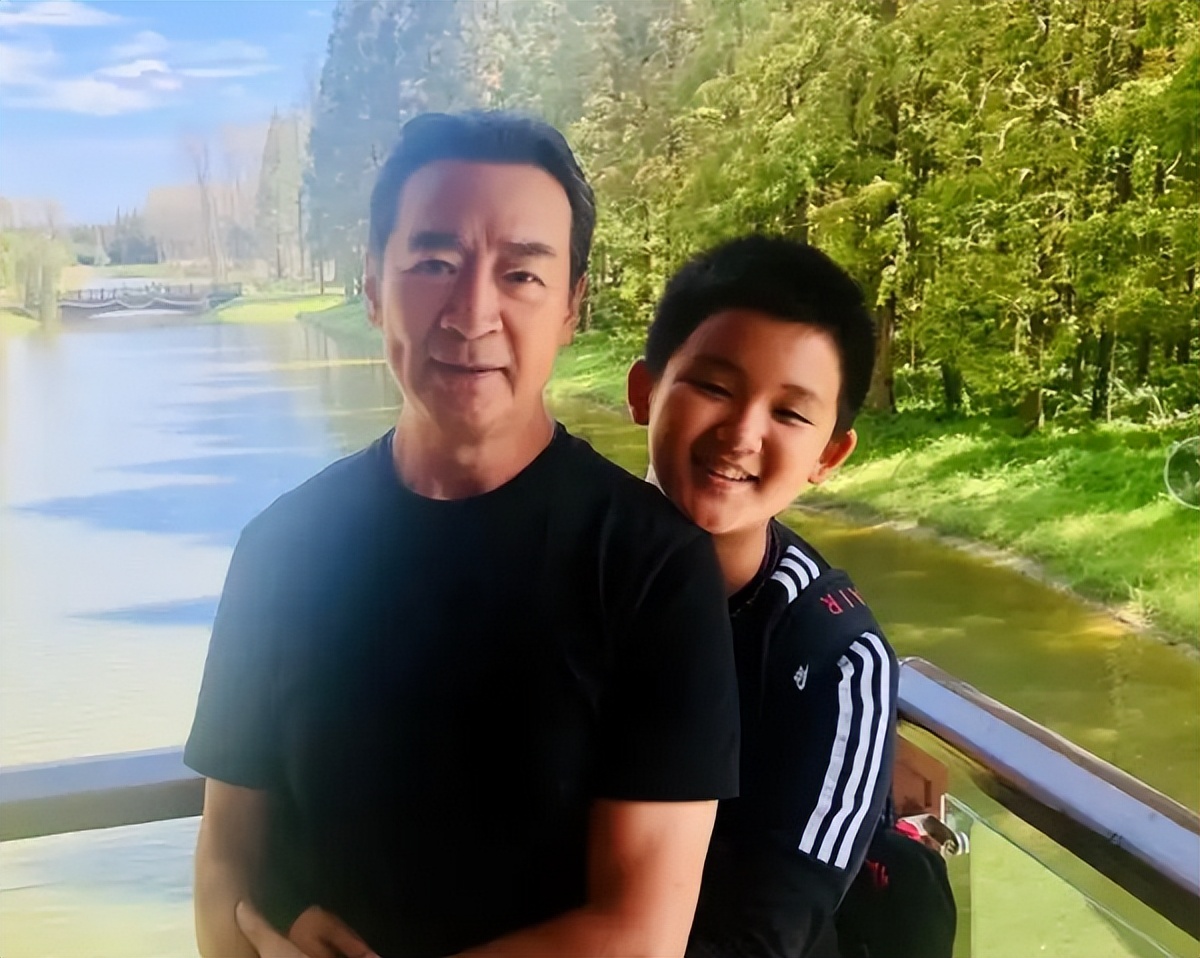 佘诗曼|被前妻花光积蓄的寇振海,二婚娶小24岁的李婷,老来得子很幸福