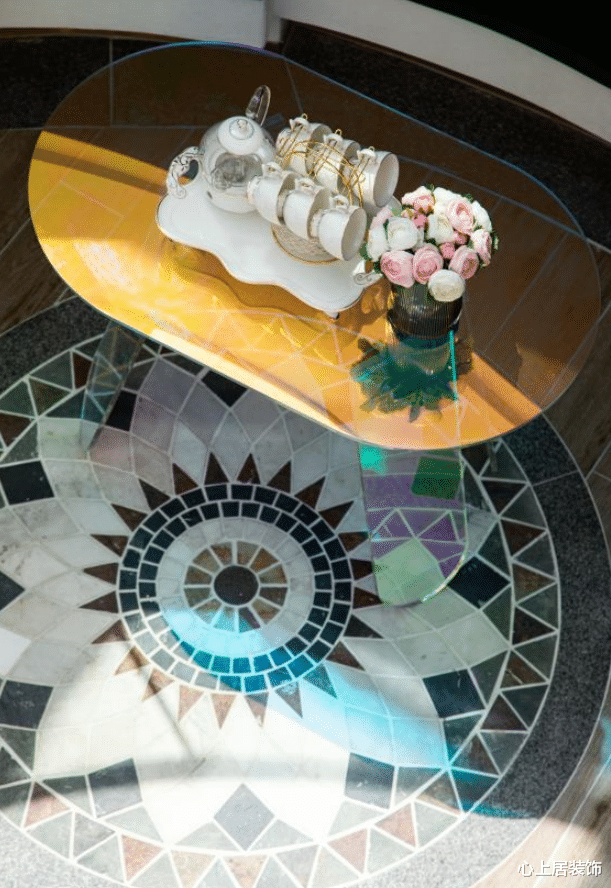 深红咏叹调,翡翠湖畔的复古法式轻奢