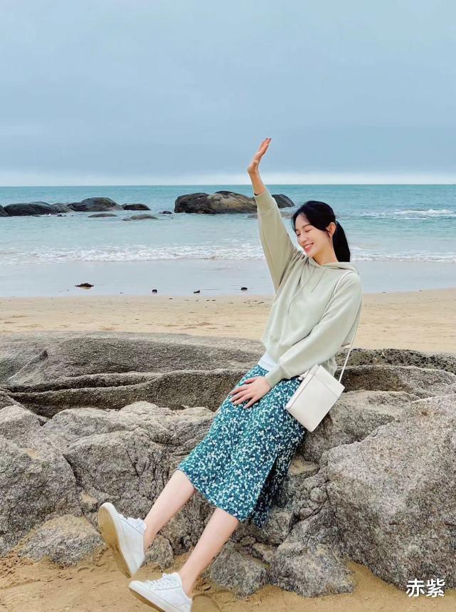 穿衣搭配 出去踏青或者是旅游，学施诗穿搭，一身简约装穿出高级感