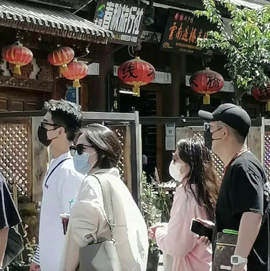 半斤八两|杨洋泰国度假被偶遇，陪妈妈逛街好孝顺，穿运动装双手插兜超帅气