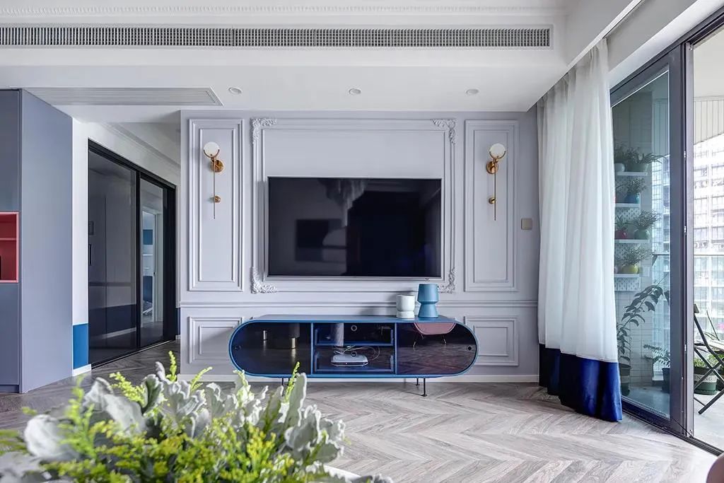 电视墙别傻傻的装壁纸瓷砖，早淘汰了！聪明人用这种材料，太实用