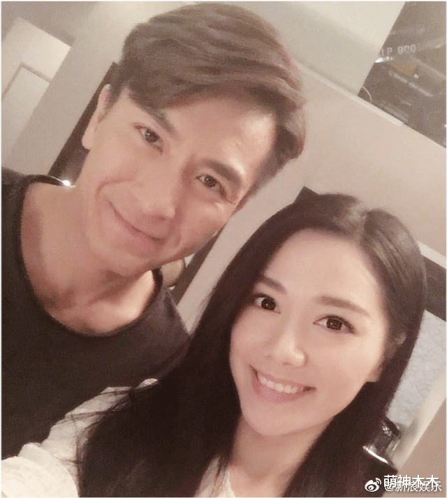 马国明|新年第一喜讯！马国明高调秀钻戒宣布订婚，众星纷纷留言祝福