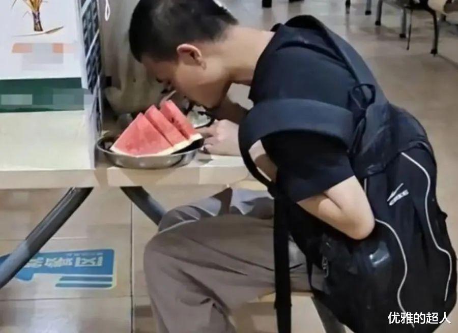 杨祐宁|清华大学最近1张惹争议的照片曝光，点醒了多少放纵成瘾的年轻人