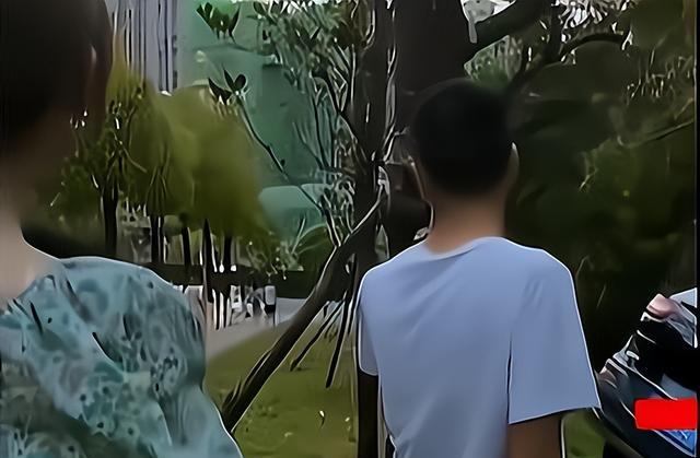 女子跟开车的丈夫吵架,丈夫一怒之下把车开到沟里:妻贤夫祸少!