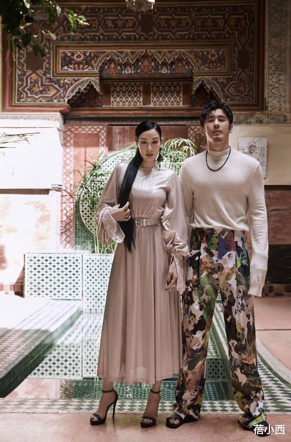 钟丽缇|“钟丽缇”被宠成公主!穿迷彩牛仔外套与张伦硕走机场,大秀恩爱