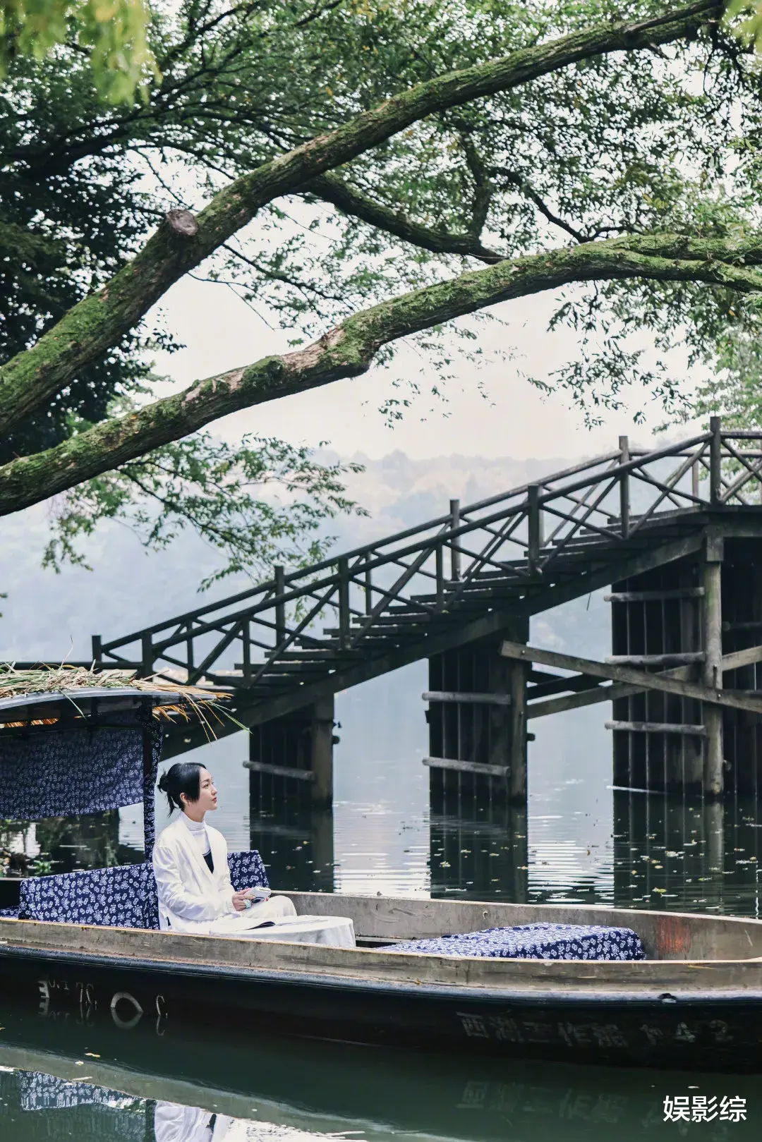 周迅|周迅到杭州西湖拍写真，泛舟水上，梦回《人间四月天》