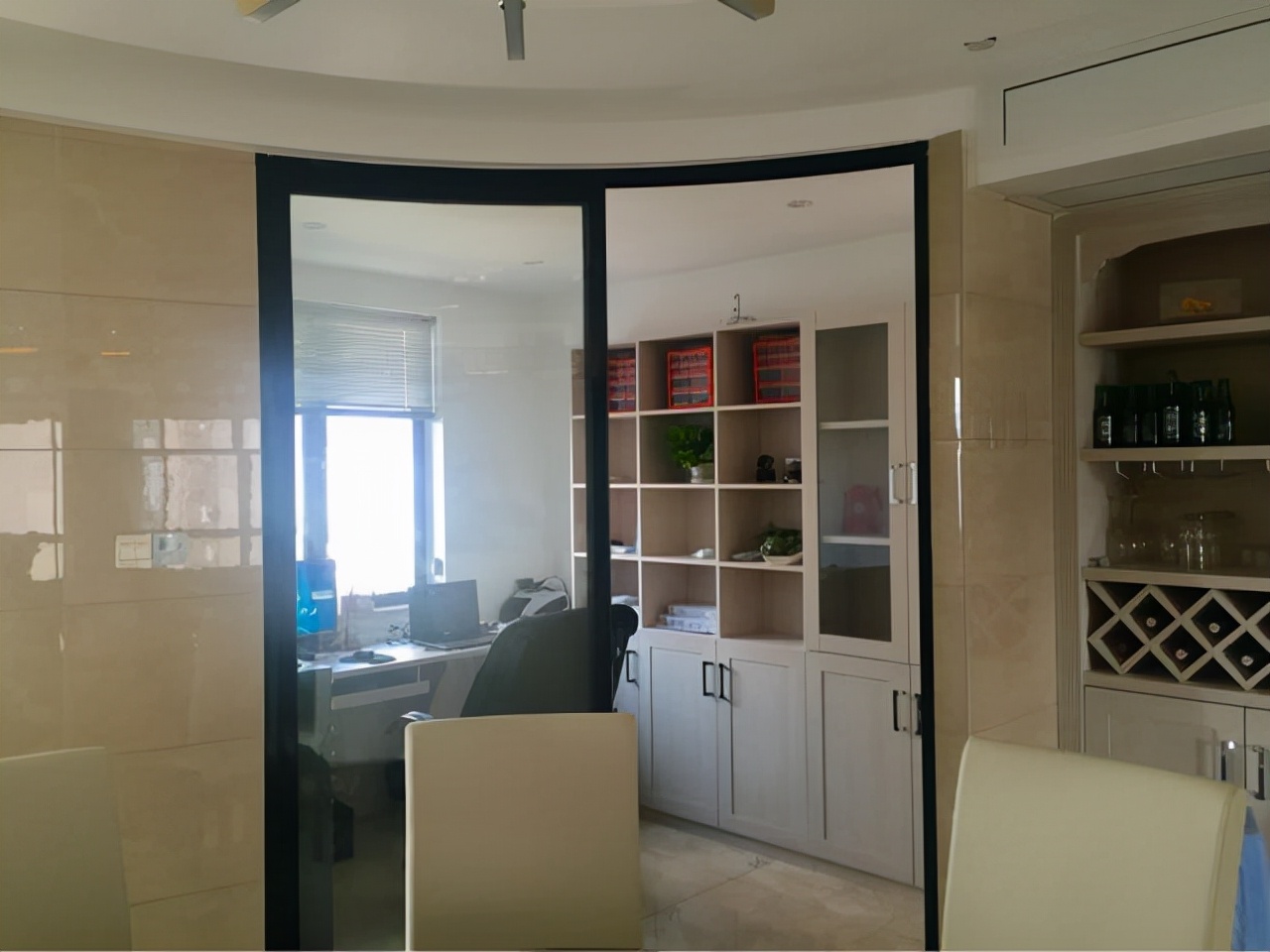 老婆不顾反对偏要全房贴瓷砖，装修好后才发现她的良苦用心