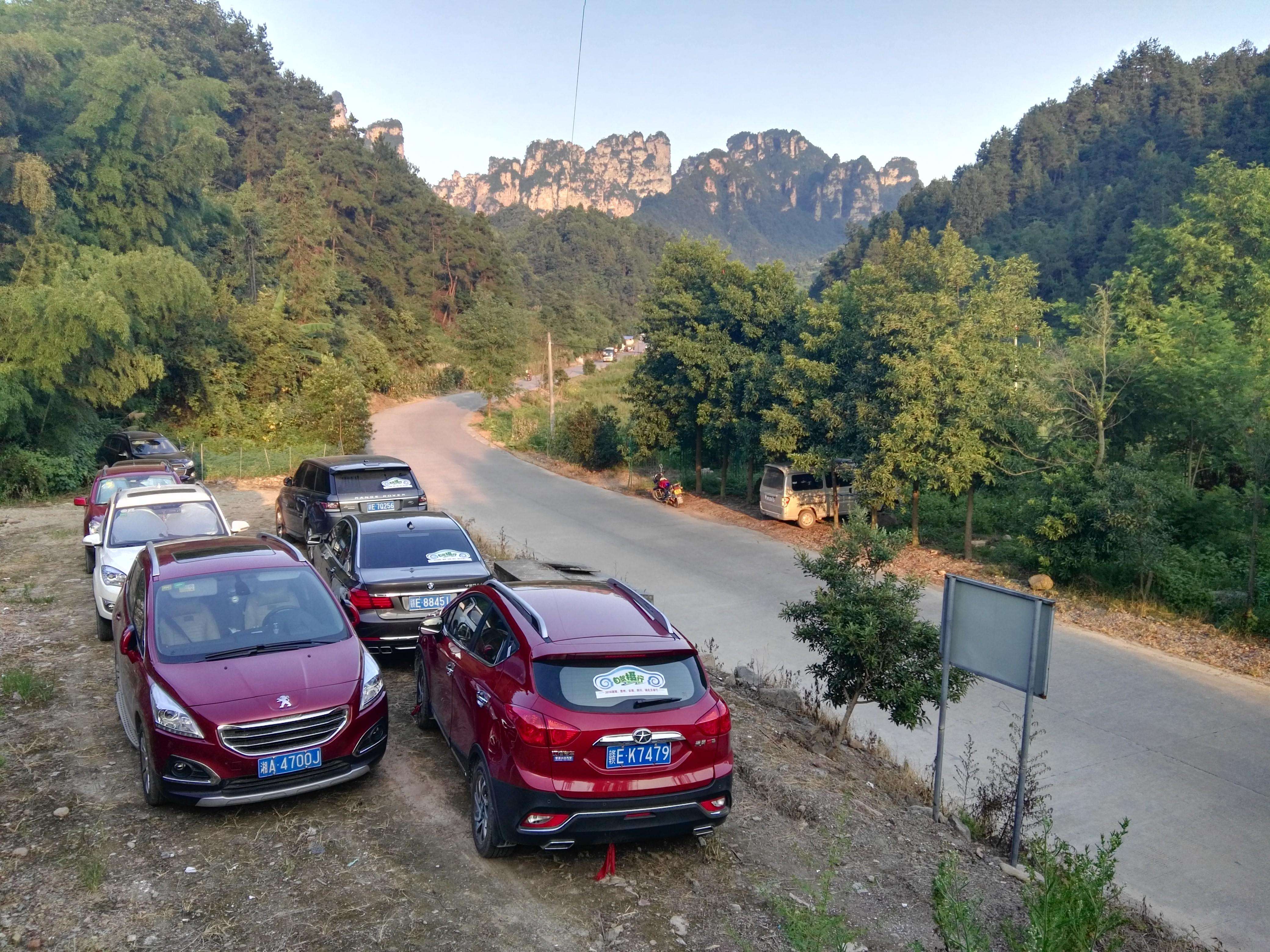 |自驾游几台车一起走更合适？