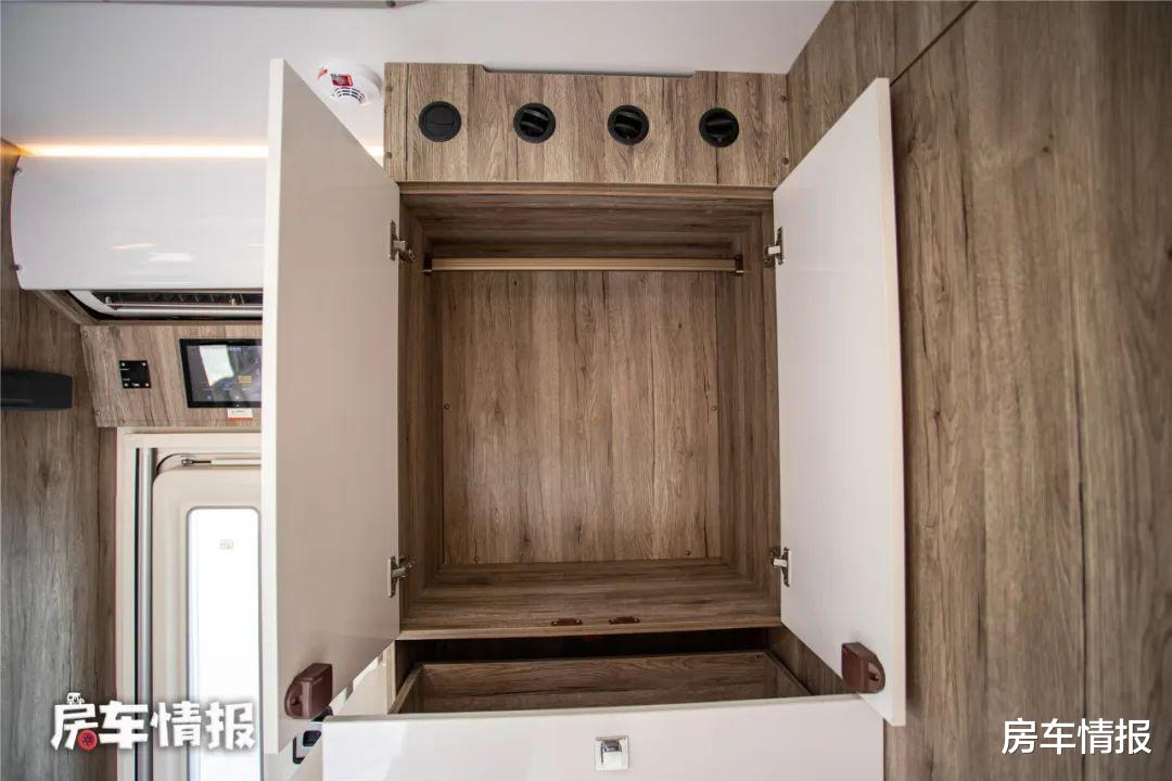 房车里的独立厨房真爽!爆炒不怕油烟,10度电空调尽情开还能冲澡