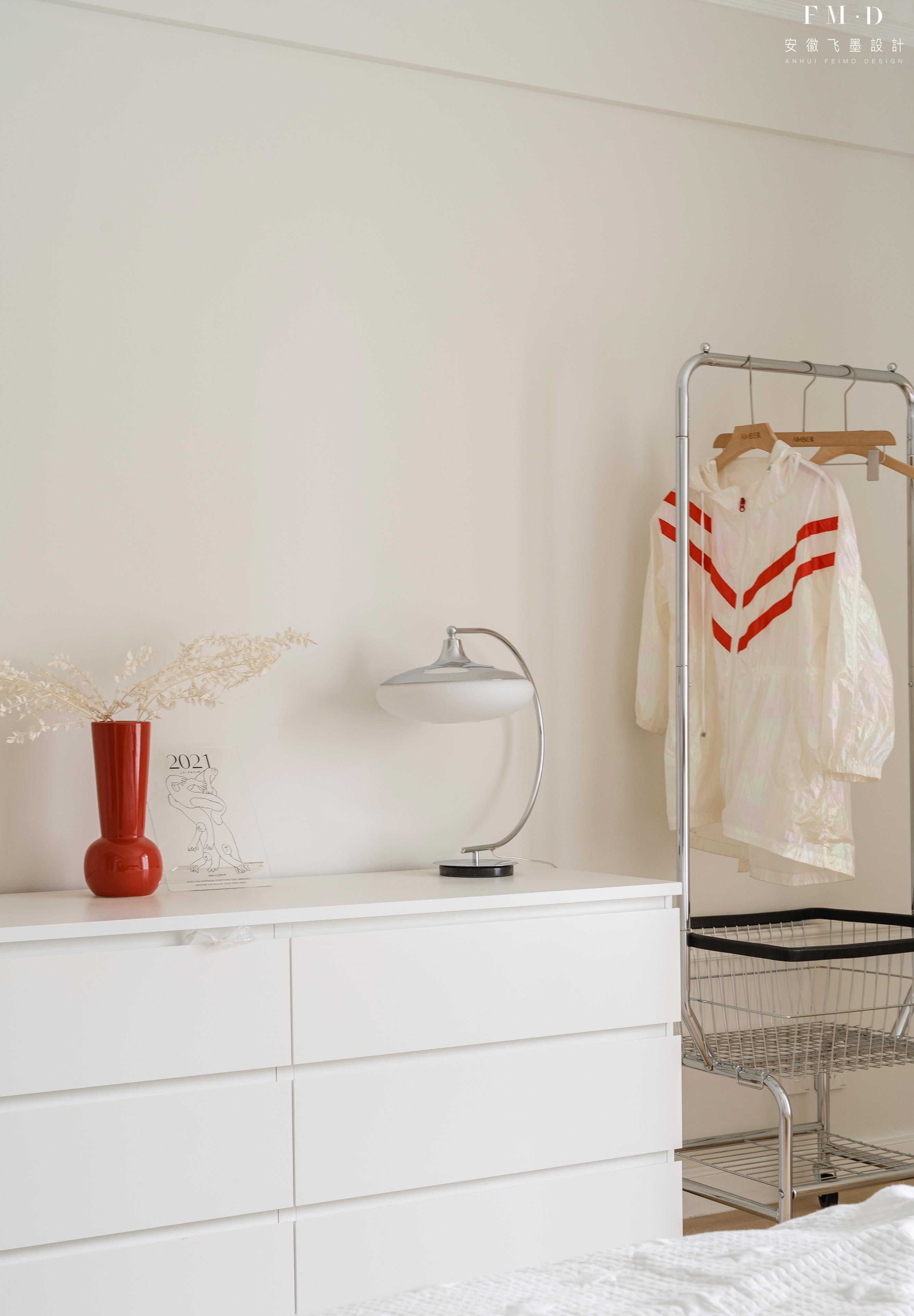 床尾不要空着，挂电视也过时了，放斗柜、装一排衣柜才是明智选择