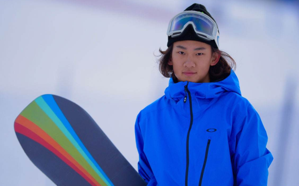 苏翊鸣|苏翊鸣短发造型帅气十足,妥妥的爽文男主,“虎妈”也罕见出镜