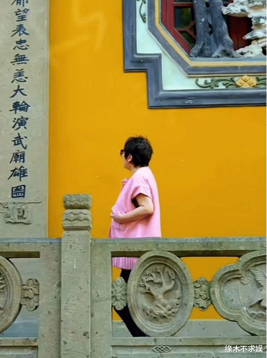 向太|向太资助杭州净慈寺!敲钟为家人祈福,网友:郭碧婷有福气!