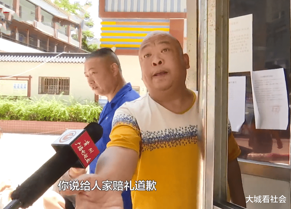 贵州一男子被制止后强行停车,5天后保安收100元不服:别人都免费