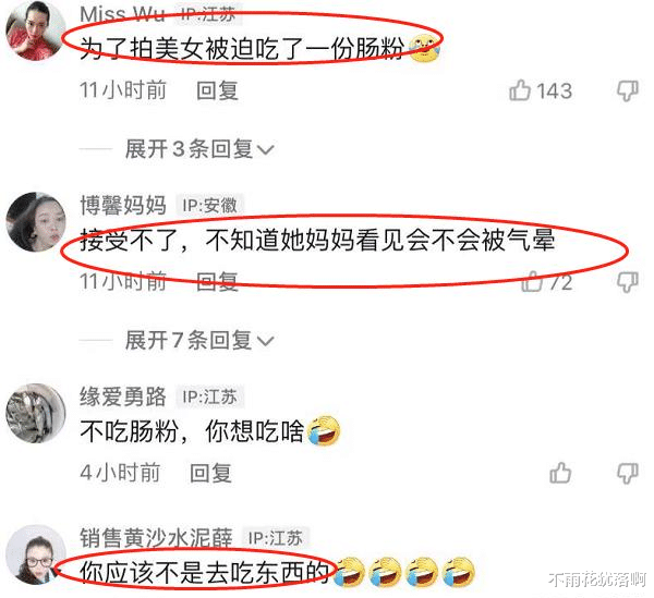 ?女子穿着火辣逛街,后背上的“铁链”成为焦点,欣赏不来