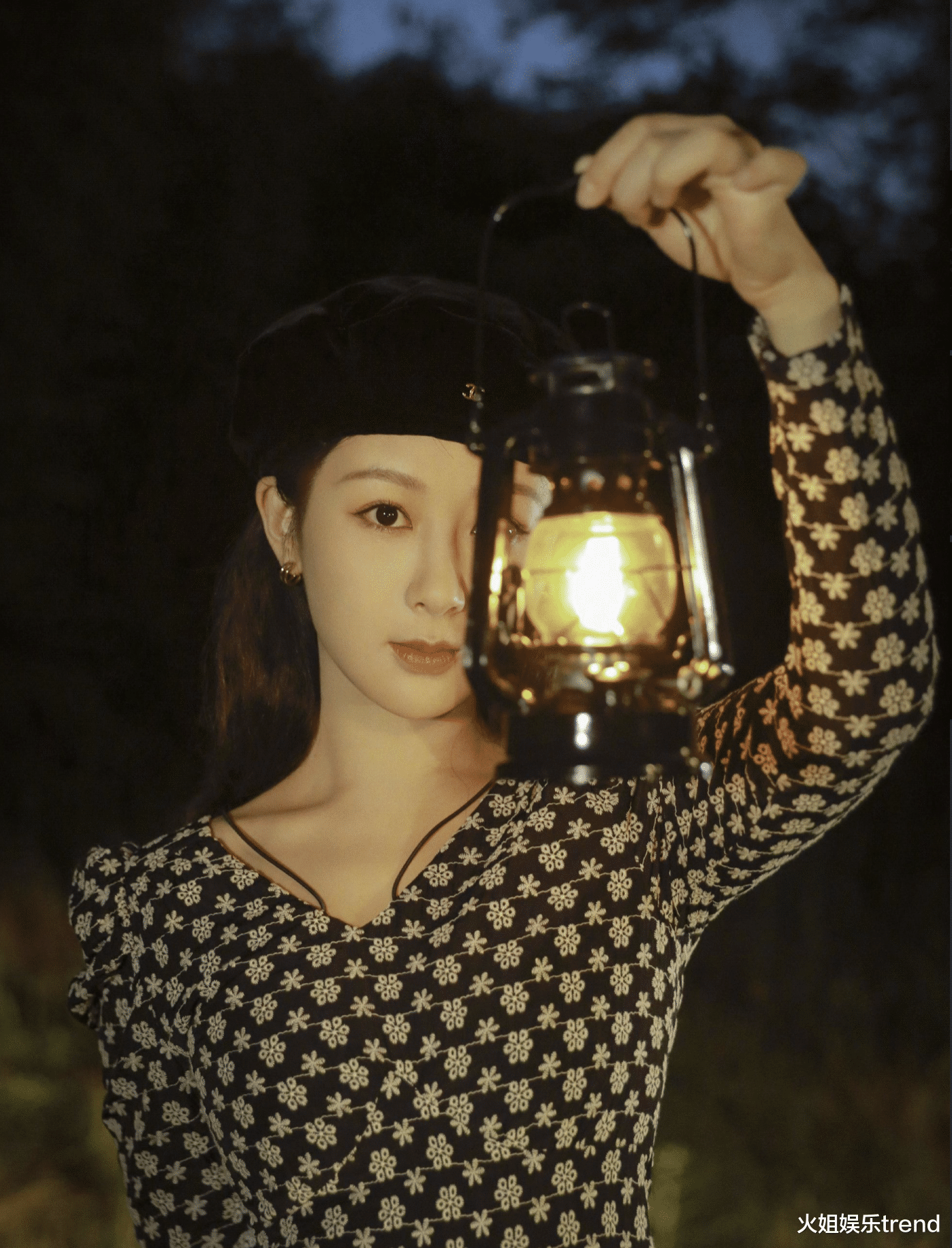 杨紫|杨紫晒新九宫格照片暮色向日葵，身材瘦削！