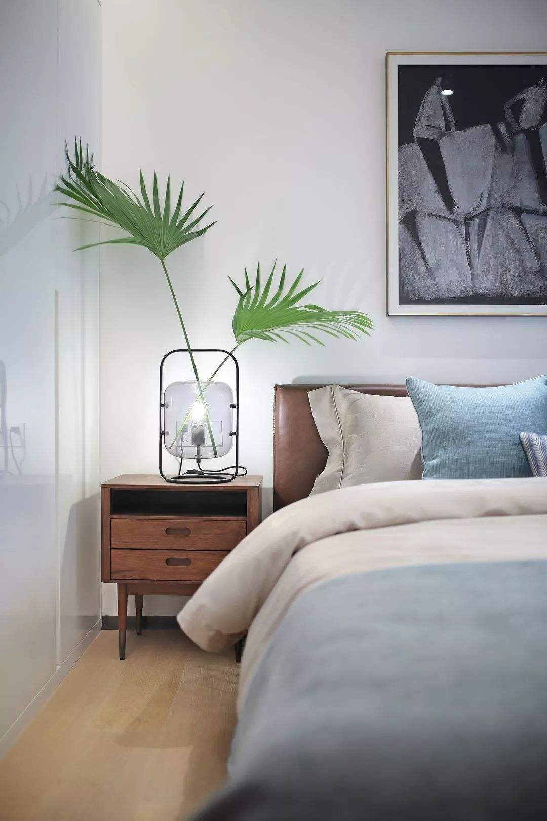 卧室床头这4件物品不要摆放,不仅影响睡眠质量,还容易散发异味