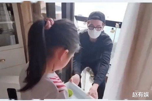 陈茵媺|丈夫为保护家人，在阳台吃住，妻子陈茵媺穿透视装，大秀性感？