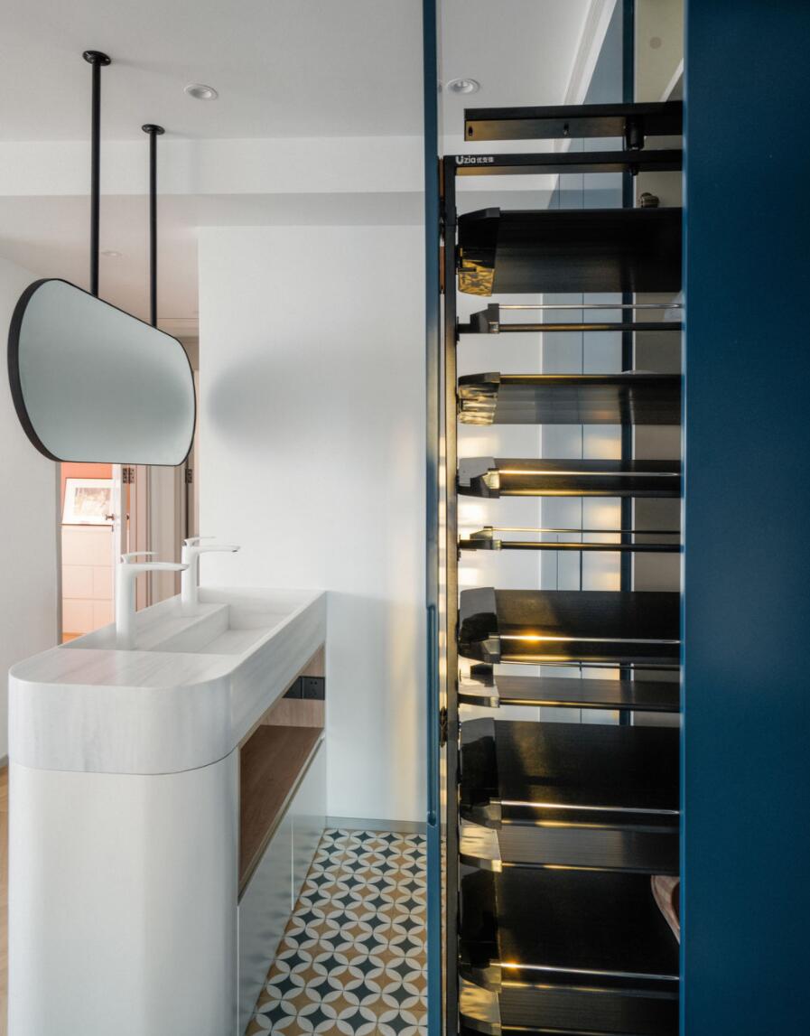 主卧做对开门，餐厅放阳台，她70㎡家，称为“改造范本”都不为过