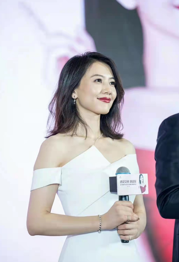 高圆圆 42岁高圆圆被男粉包围！穿露肩白裙涂红唇高调亮相，身材气质超绝