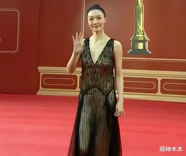 陈都灵|北影节红毯：张天爱直角肩抢镜，李宇春内搭长裙，陈都灵晕妆了