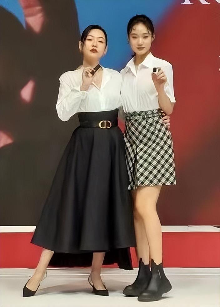 小S二女儿气质绝了，和老妈站在一起气场丝毫不弱，超模魅力初显