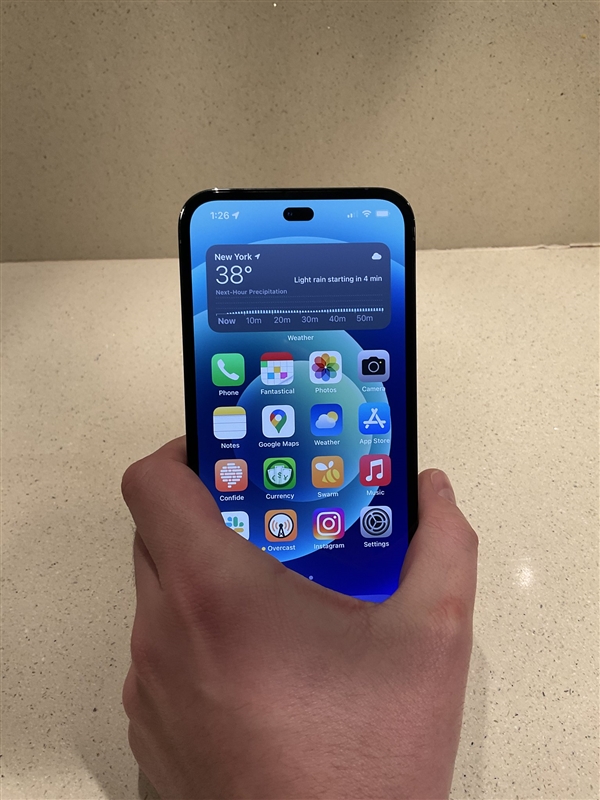 iPhone|机智网友提前“上手”iPhone 14：前所未见新外形感受下