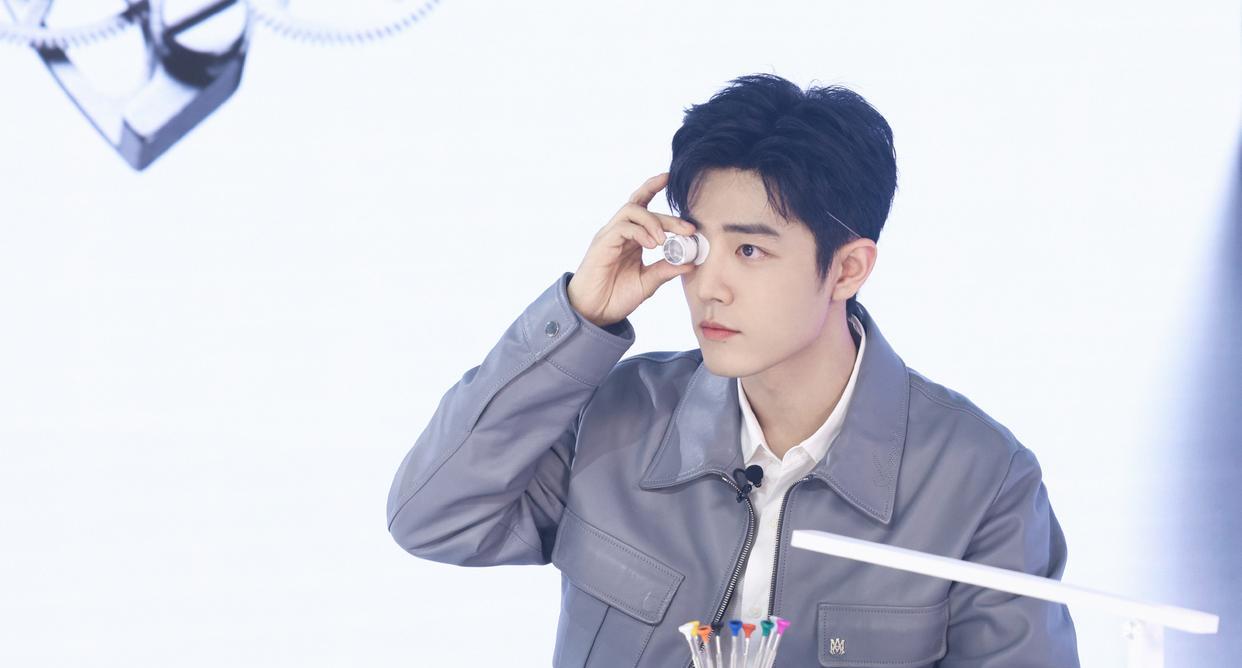 肖战|肖战凌晨三点录的直播状态秒杀一众小生，几十万的表卖光下架