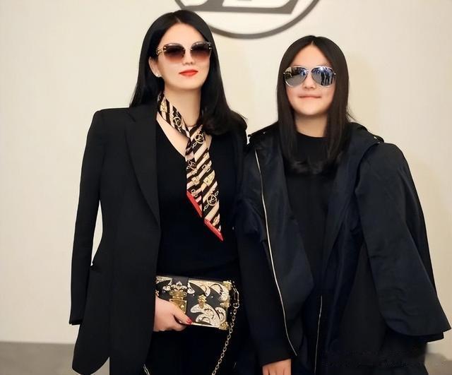 李湘|李湘伦敦买电脑被偶遇,生活逍遥,身材发福走样,王诗龄又瘦又黑