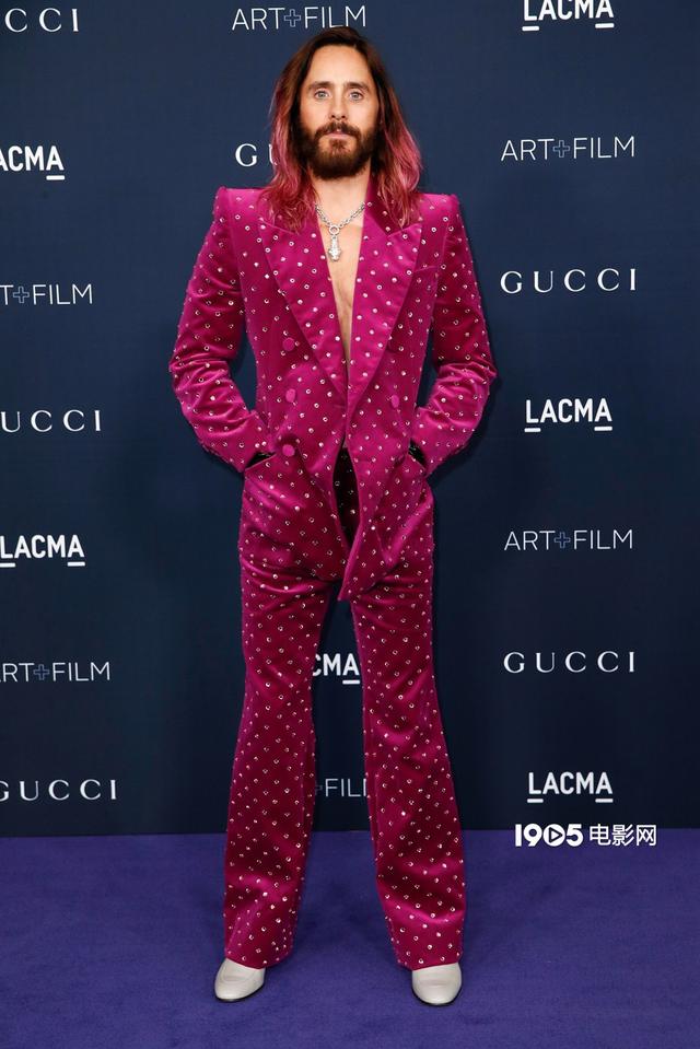 比莉·艾利什|碧梨裹被子现身Lacma 朴彩英性感拆带抹胸裙亮相