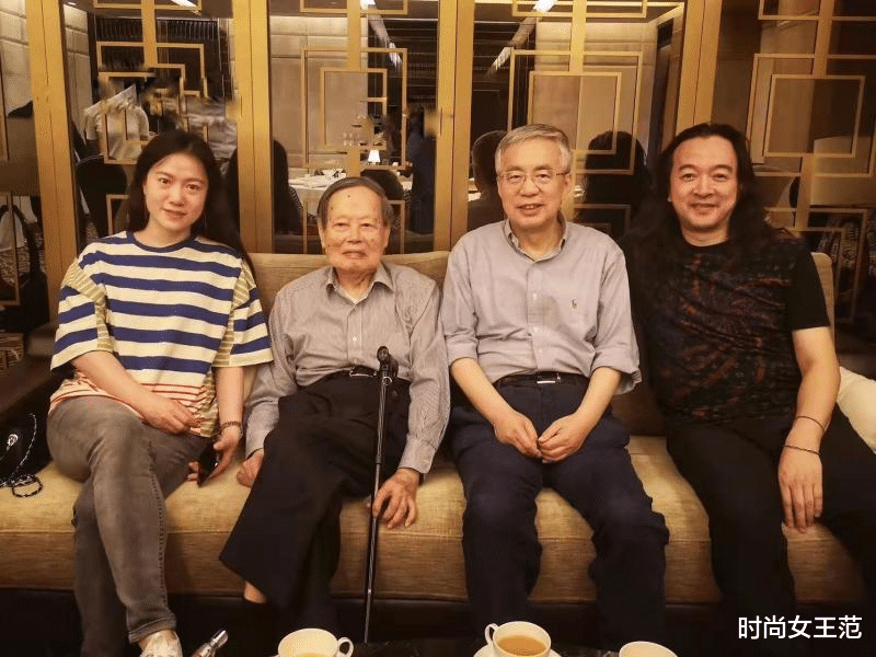 中国儿童|杨振宁的家族合影照，翁帆依偎一起甜如初恋，没滤镜加持素颜清秀