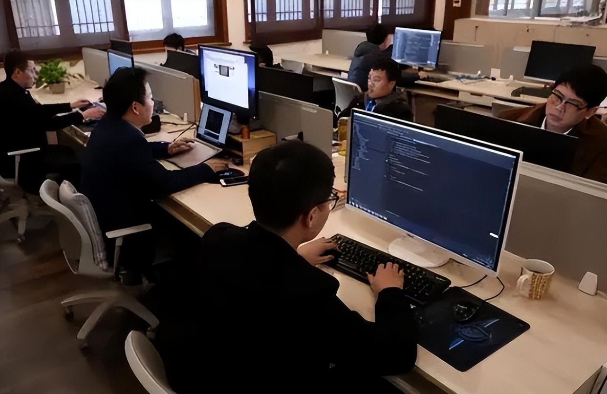 清华大学|“硕士白读还倒贴”,清华硕士吐槽大厂给2万月薪,如同践踏学历