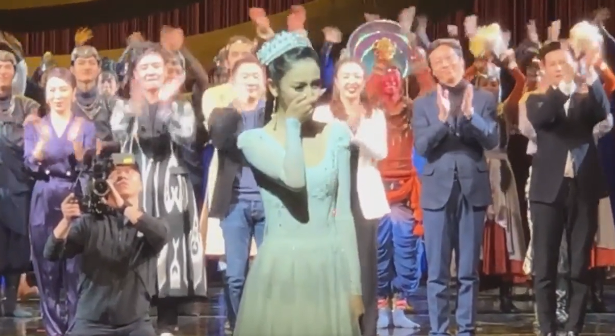 佟丽娅|38岁佟丽娅穿西装秀腹肌好，染粉色发穿渔网袜，打造时尚潮流