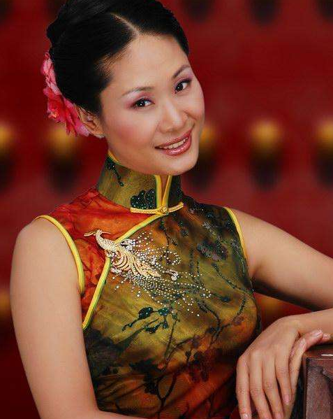 于文华|57岁于文华孤身去赶海！白皙大长腿紧致发光，踏浪玩泥沙太开心