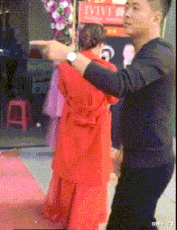 章子怡|章子怡罕下厨陪家人!素颜出镜捏饺子动作熟,汪峰寸头造型反差大