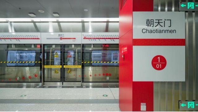 重庆地铁女孩穿搭很奇特，悠然自在，网友：咋好意思出门的？