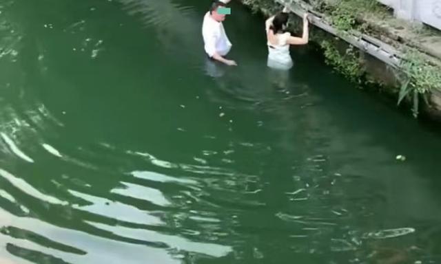 男子救落水女子,她却先整理衣服,男子怒怼:死都不怕还怕别人看