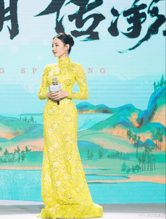 迪丽热巴|“大菊花”的紧身人鱼裙，迪丽热巴再现王妃气质，网友：高贵！
