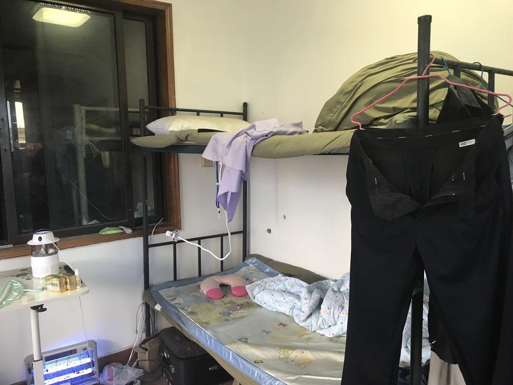 重庆|晒晒我在上海租的房，1000块钱一个床位，隔间之间还用窗户打通了