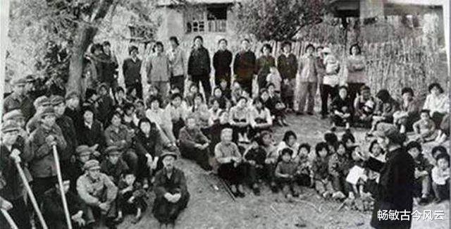 1988年山东农妇登基称帝,面对踹门而入的警察,还怀抱着一年轻男子