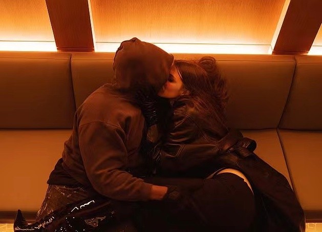 朱丽娅|坎爷新女友竟是5个月大孩子的妈妈！灰衣秀出前凸后翘，颜值比卡戴珊高