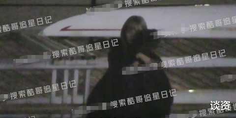 玛格特·罗比|恋情曝光？周扬青与男团成员公园约会，牵手拥吻甜蜜爆表，两人竟相差10岁