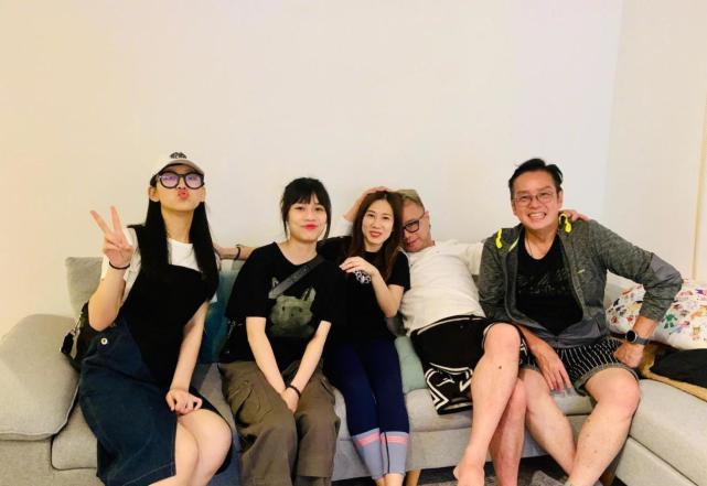 谭咏麟|谭咏麟晒生活近照,72岁出海累得靠在扶手边,穿衬衫身形臃肿真老