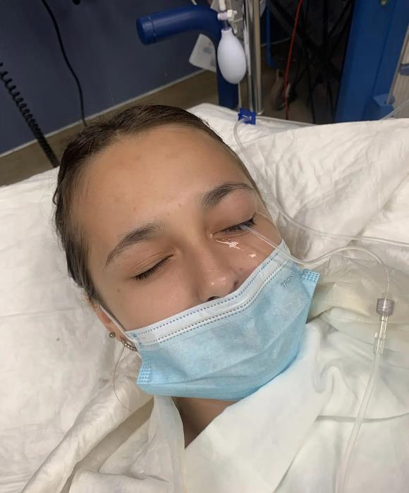 美容 外国妹子买染发剂自己染发，没想到不小心挤进眼睛，一下瞎了