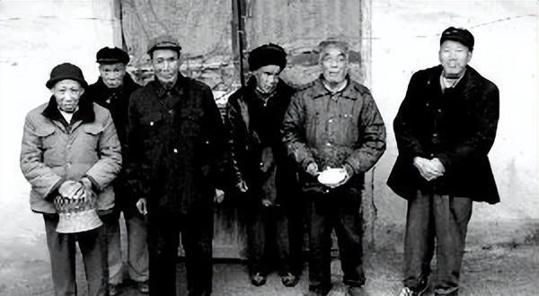 回顾:14年前,69岁老汉持刀抢劫求入狱,只为养老,后来怎样了?