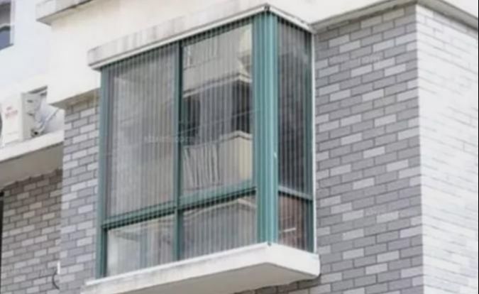 阳台千万别装这样的防盗窗了，看完邻居家装的，真是后悔装早了！