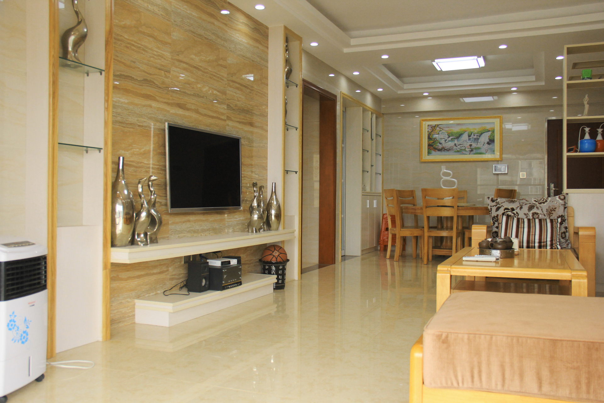 老婆不顾反对偏要全房贴瓷砖，装修好再配上家具 别提有多漂亮